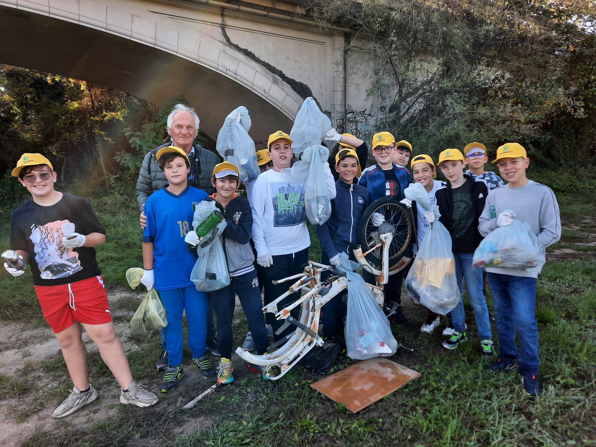 Pieris, ripulito l'Isonzo sotto il ponte grazie ai bambini e a Legambiente